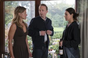 Maja (Janna Striebeck, l.) und Hans (Peter Jordan, M.) wurden von Hans Frau Angela (Katharina Müller-Elmau, r.) erwischt.