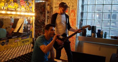 UND REIN INS BACKSTAGE LEBEN UND REIN INS BACKSTAGE LEBEN